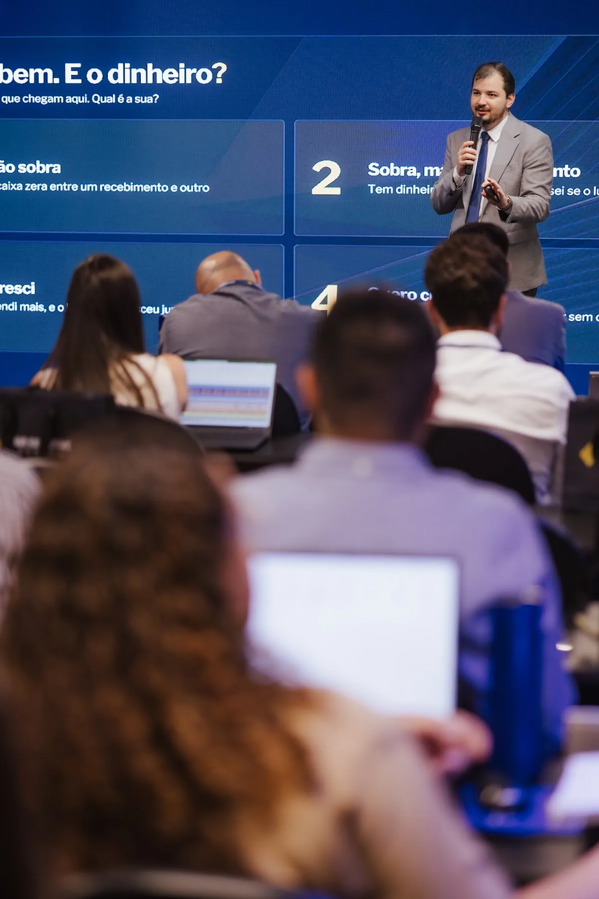 Consultor da Brave falando para empresários com notebooks abertos