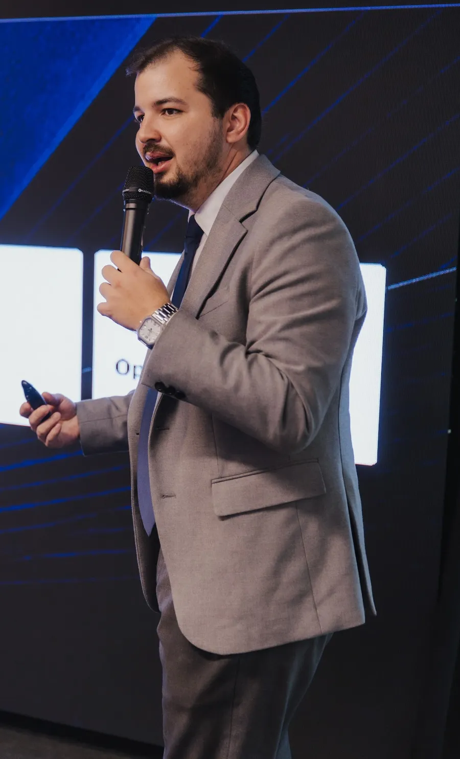 Thiago Castro, CFO da Brave Corp e Head of Advisory, falando ao microfone num treinamento da Brave