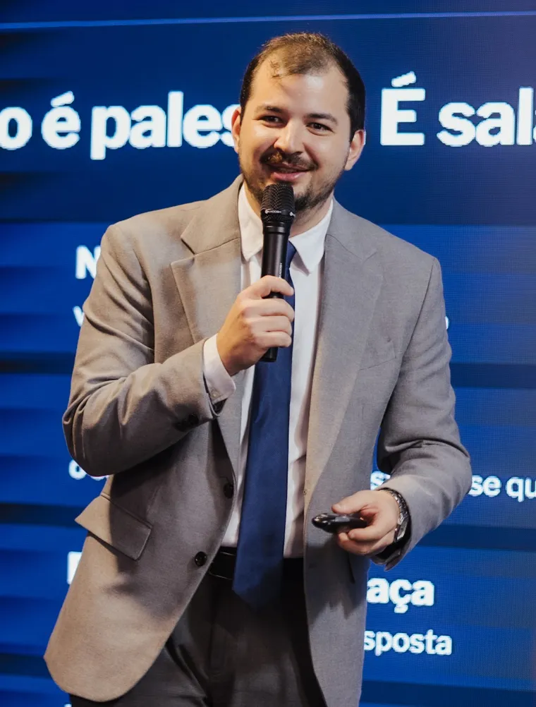 Thiago Castro, CFO da Brave Corp e Head of Advisory, sorrindo ao microfone